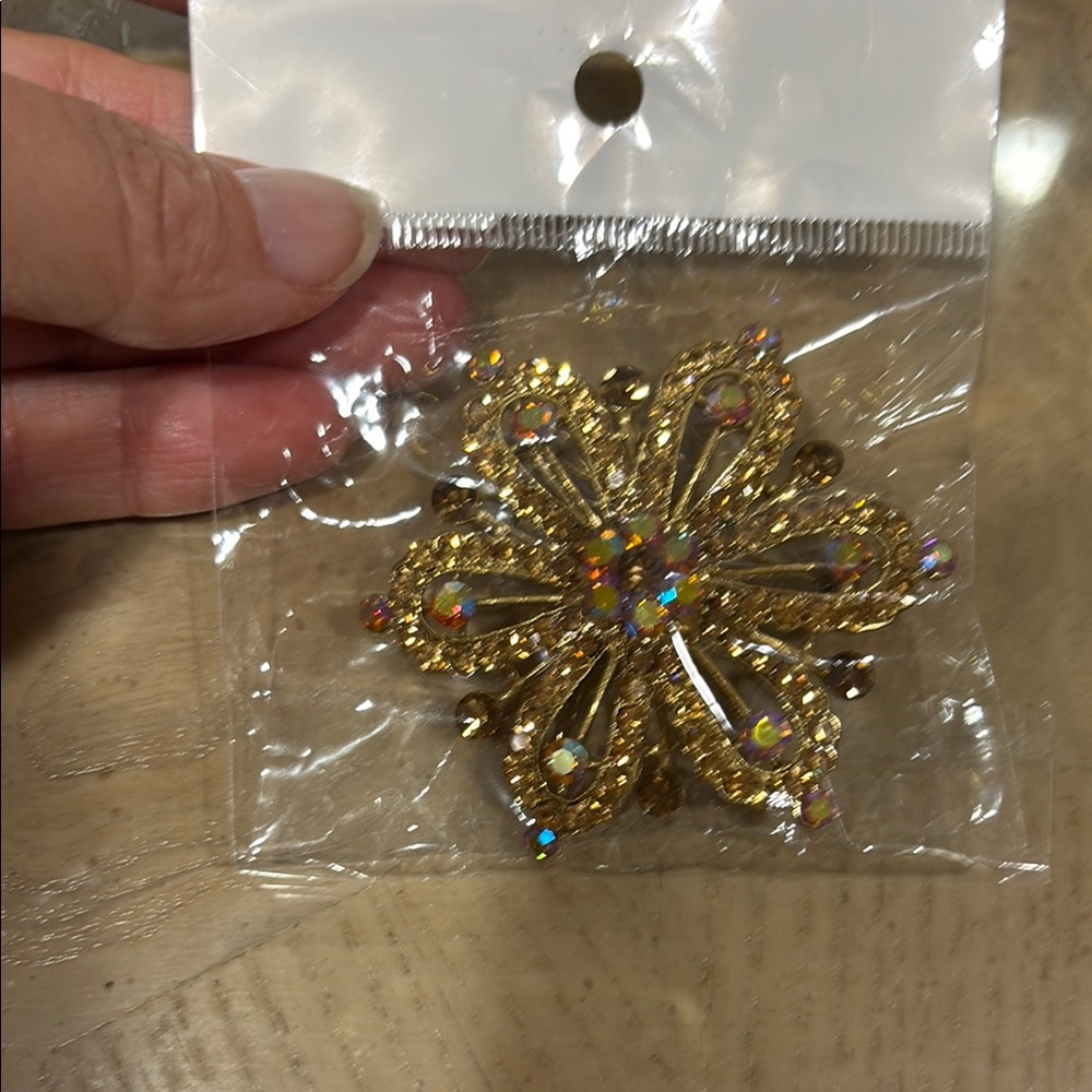 Elegant Gold Floral Brooch